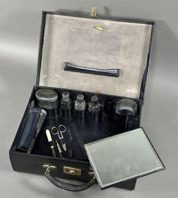 une valise noire contenant un miroir, un miroir et d'autres objets