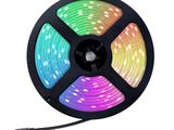 un gros plan d'une bande LED multicolore sur fond blanc