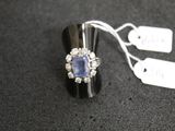 une image représentant une bague sertie d'un saphir bleu entouré de diamants blancs