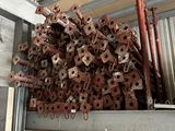un gros tas de tuyaux métalliques rouillés dans un bâtiment