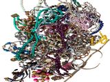 une pile de bijoux assortis sur une surface blanche
