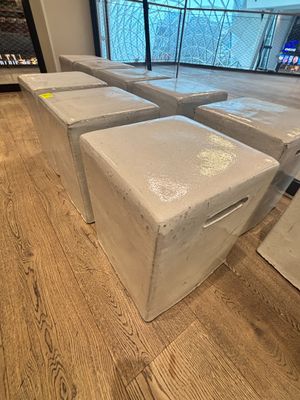 Lot de 14 tabourets en ceramique