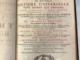 un livre ouvert sur lequel figure l'image d'un homme à cheval