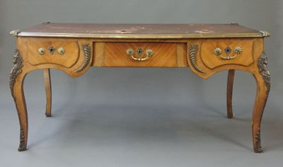 Bureau plat en placage d'acajou ouvrant par trois tiroirs en…