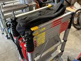 un chariot chargé d'outils dans un garage