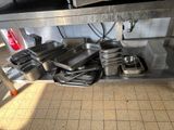 de nombreuses casseroles et poêles sur le comptoir de la cuisine