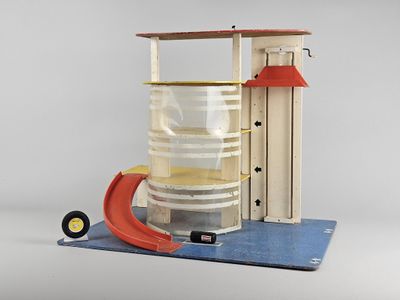 une structure en bois équipée d'une rampe et d'un tonneau en plastique