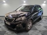 la voiture noire est garée dans le garage sur un sol en damier