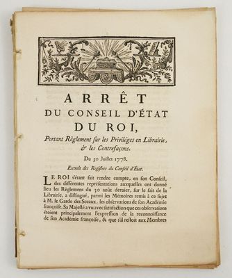 un livre ouvert avec l'image d'un oiseau dessus