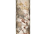 une image représentant un grand vase en verre orné de fleurs