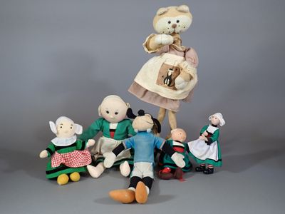 un groupe de peluches posées sur une table