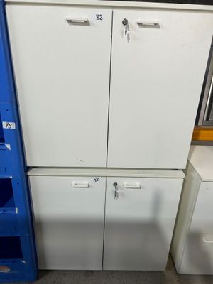 deux réfrigérateurs blancs et une armoire bleue dans une pièce
