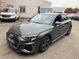 L'Audi RS4 est garée sur un parking avec d'autres voitures.