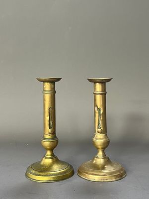 PAIRE de bougeoirs en laiton doré. H : 18.5 cm.