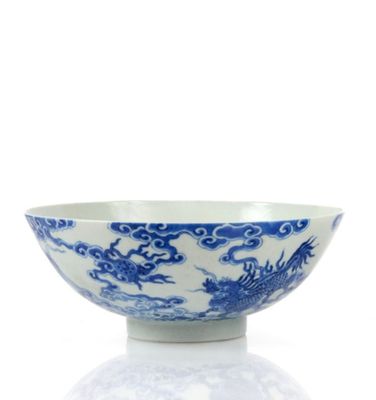 bol en porcelaine bleue et blanche orné d'un motif de dragon