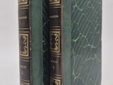 deux livres verts posés l'un sur l'autre sur une surface blanche
