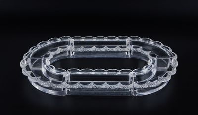un gros plan d'un objet en plastique transparent posé sur une surface noire