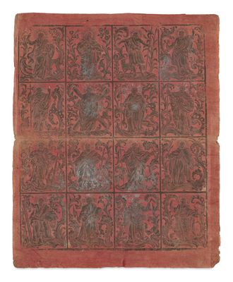un vieux livre à la couverture rouge, ornée d'un motif représentant des animaux
