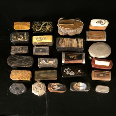 plusieurs types de bijoux différents sur une surface noire