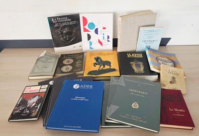 plusieurs livres posés ensemble sur une table