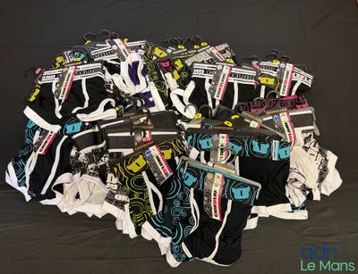 de nombreuses paires de sous-vêtements pour hommes posées sur un lit