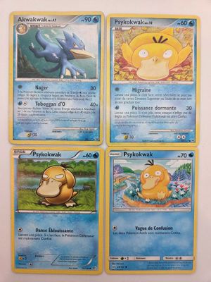 quatre cartes Pokémon posées sur une surface blanche avec un fond bleu