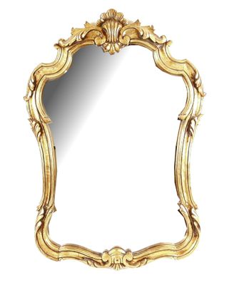 un miroir à cadre doré, orné d'un motif décoratif sur fond blanc