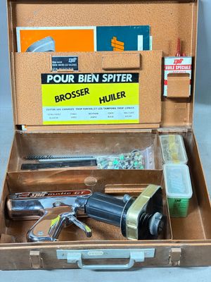 une boîte contenant des outils posée sur une table