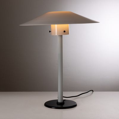 un gros plan d'une lampe de table posée sur une surface blanche