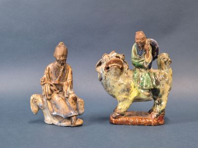 deux figurines représentant un homme à dos de chameau et un homme à cheval
