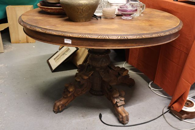 Table ovale de style Henri II, piètement quadripode sculpté à déc...