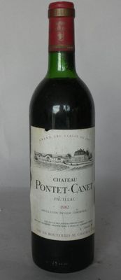 une bouteille de vin posée sur une table
