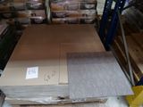 une grande pile de cartons sur une palette dans un entrepôt
