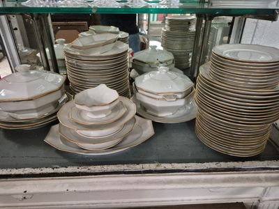 de nombreuses assiettes et bols empilés les uns sur les autres
