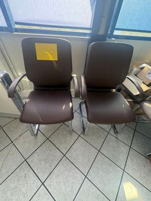 two chairs that are sitting next to each other in a room