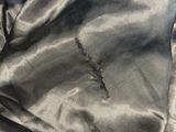 un morceau de satin noir avec un petit trou au milieu