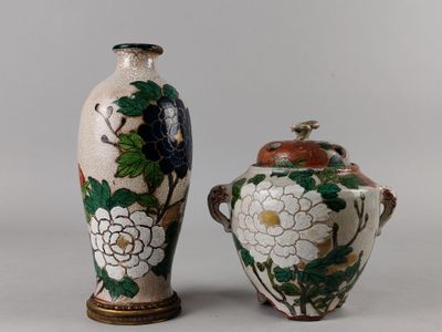 deux vases ornés de fleurs, placés l'un à côté de l'autre