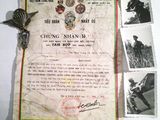 un vieux document sur lequel figure la photo d'un soldat