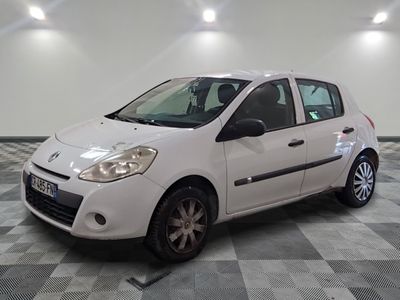 la photo d'une petite voiture blanche garée dans un garage