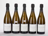 six bouteilles de vin sont alignées sur une table