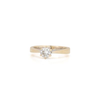 une bague de fiançailles en or jaune sertie d'un seul diamant