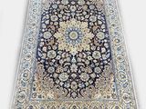 un tapis noir et bleu orné d'un motif floral