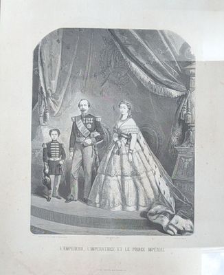 une vieille photo représentant un homme, une femme et un enfant