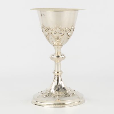 un gobelet en argent orné d'un motif floral sur le pied