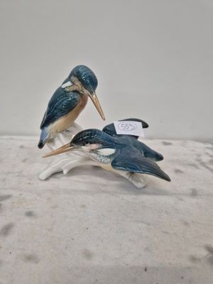 deux figurines d'oiseaux posées sur une table