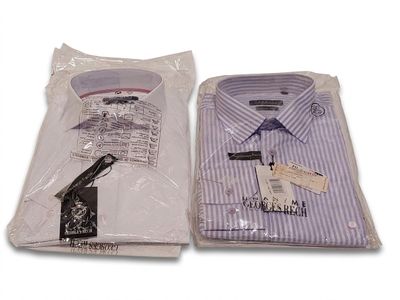 des chemises rayées violettes et blanches dans des sacs en plastique, sur fond blanc