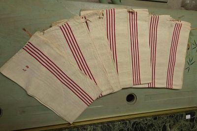 159 / À récupérer dans une maison à Meyzieu : -1 B arm…