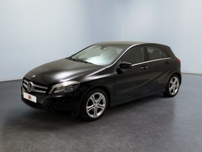La Mercedes Classe B est garée dans une pièce au sol noir.
