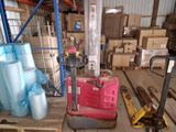 un cariste dans un entrepôt rempli de cartons et de palettes