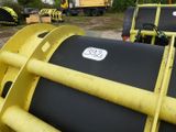 un gros tuyau noir et jaune posé par terre